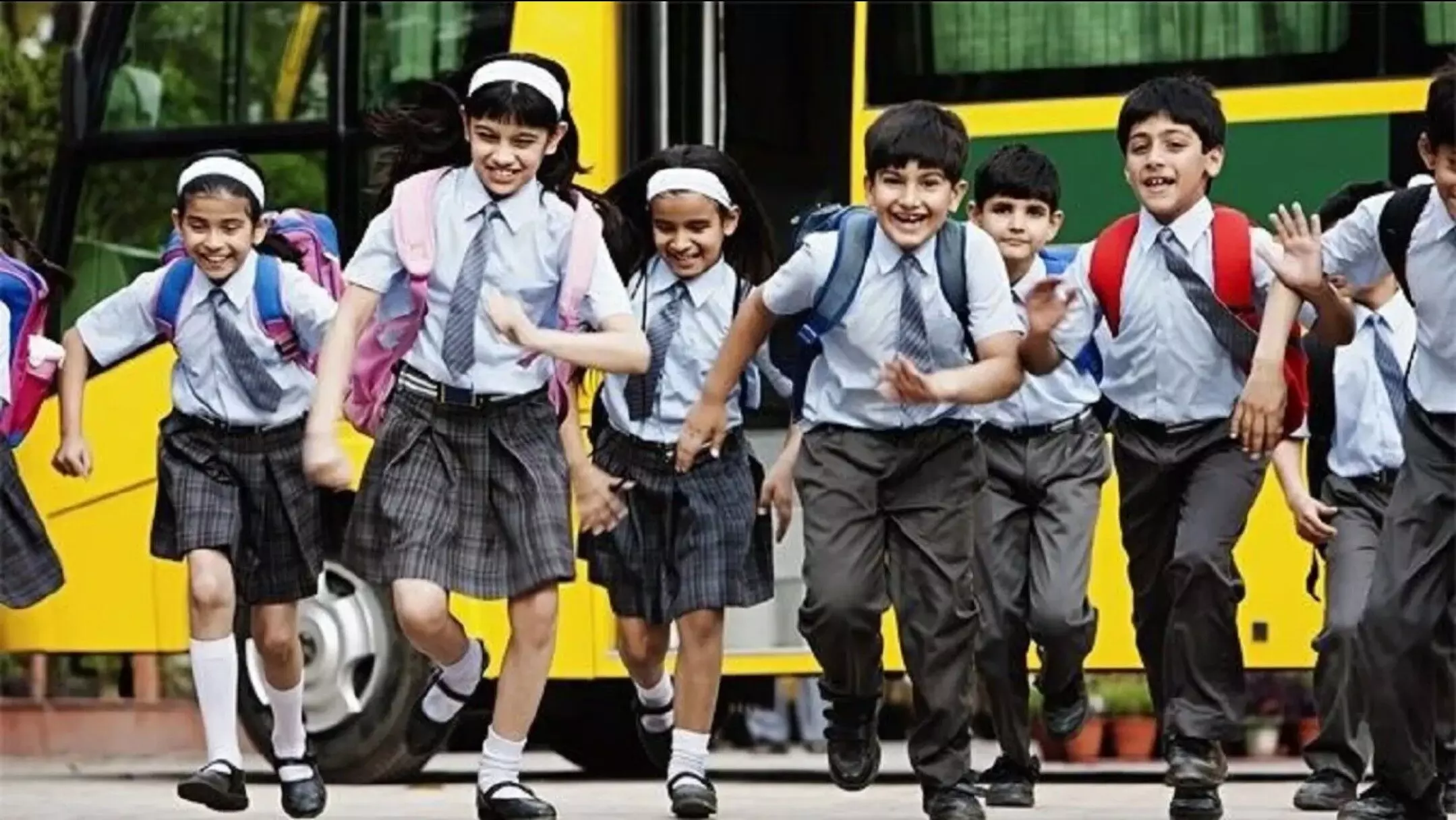 School Holiday: स्कूल-कॉलेजों में की गई 8 दिनों की छुट्टी, जानें कब से कब तक बंद रहेंगे विद्यालय