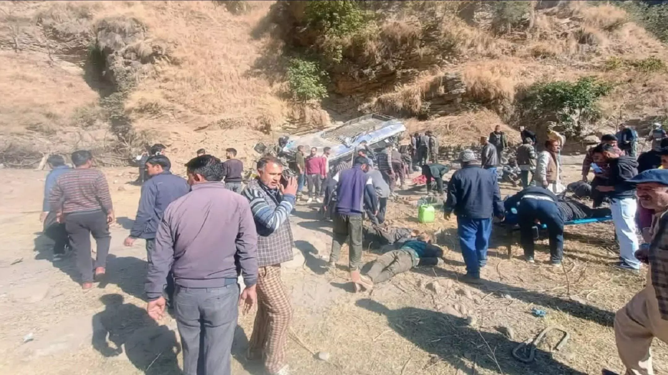 Himachal Road Accident: हिमाचल प्रदेश के कुल्ली में दर्दनाक हादसा, 200 फीट गहरी खाई में गिरी यात्रियों से भरी बस, ड्राइवर की मौके पर मौत