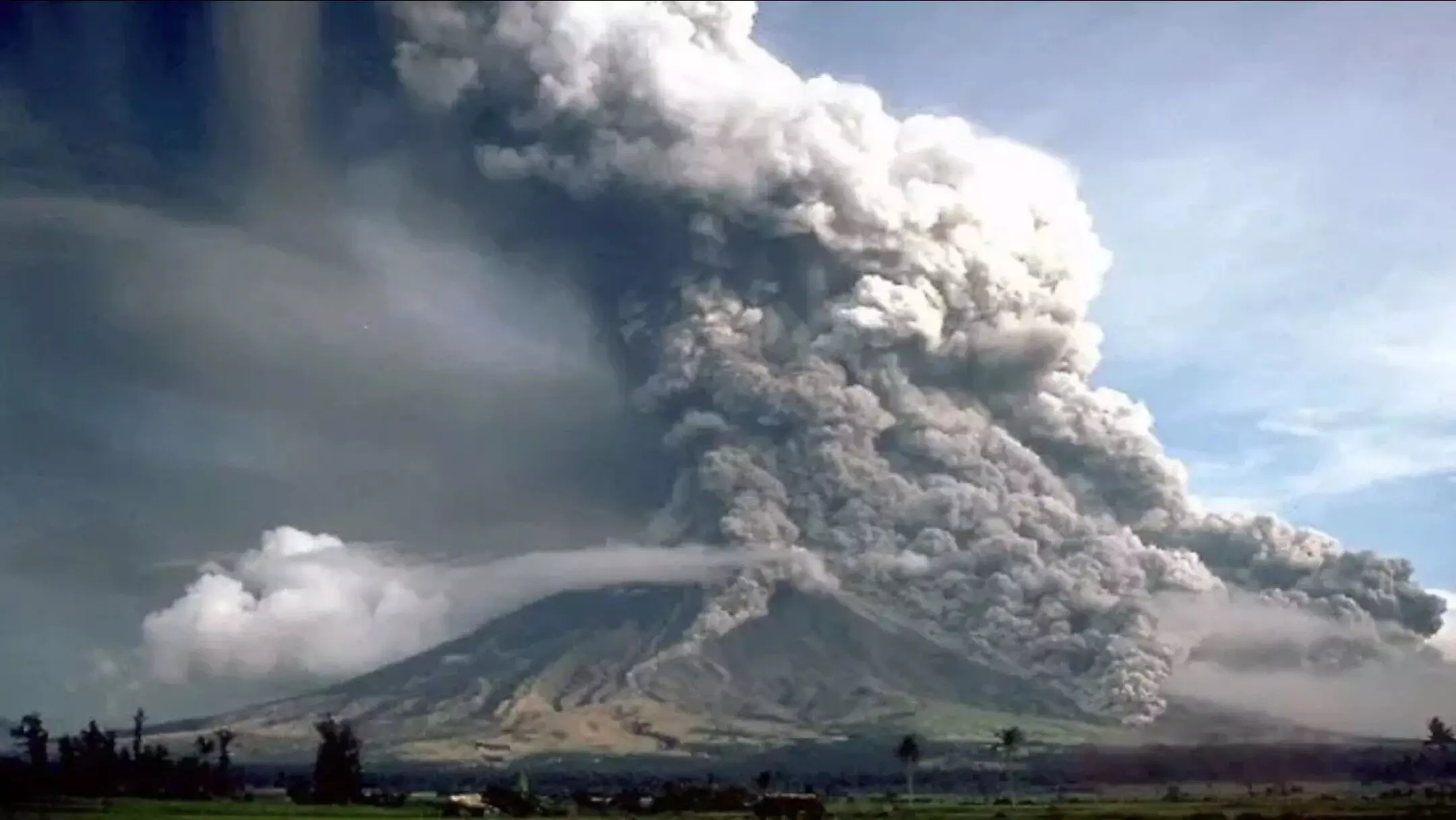 Philippines Volcano Eruption: फिलीपींस में ज्वालामुखी विस्फोट, 87 हजार लोगों पर मंडराया खतरा, अलर्ट जारी