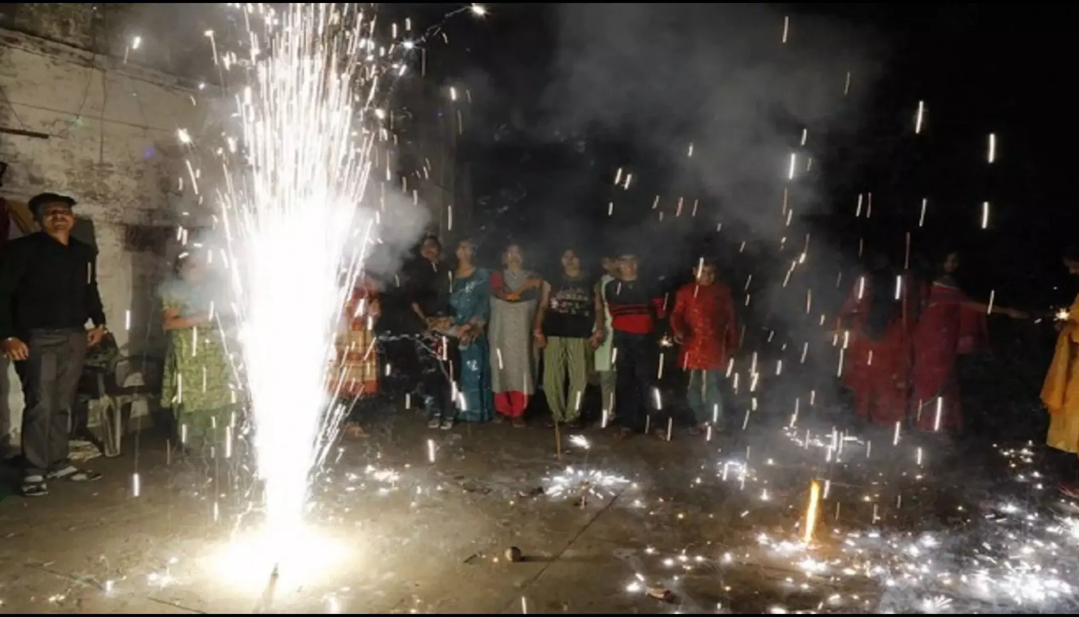 Firecrackers Banned in Delhi: दिल्ली में पटाखों पर लगा बैन, सरकार ने जारी किया आदेश, जानें कब तक लागू रहेगा प्रतिबंध