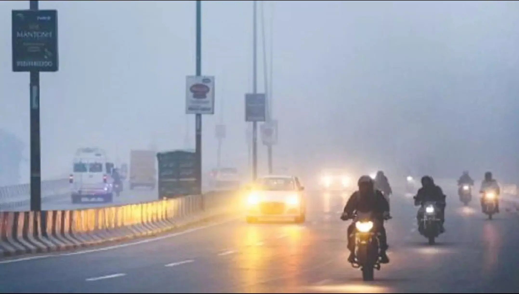 Weather Update: दिल्ली-NCR में छाई घने कोहरे की चादर, फ्लाइट और ट्रेनों की स्पीड पर लगा ब्रेक