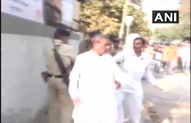 #ShockingVideo! गांधीनगर: BJP विधायक को थप्पड़ मारा, किस तरह भागे विधायक भीड़ से जान बचाकर