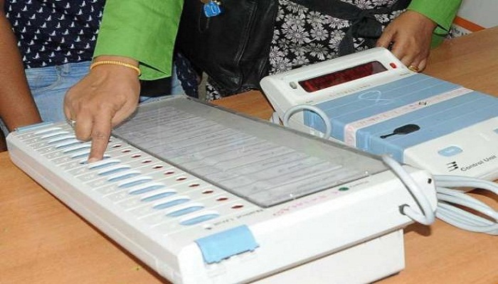 पोरबंदर में EVM के ब्लूटूथ से कनेक्ट होने पर हुई शिकायत, EC टीम ने दावे को किया खारिज़, अब तक 50% तक मतदान