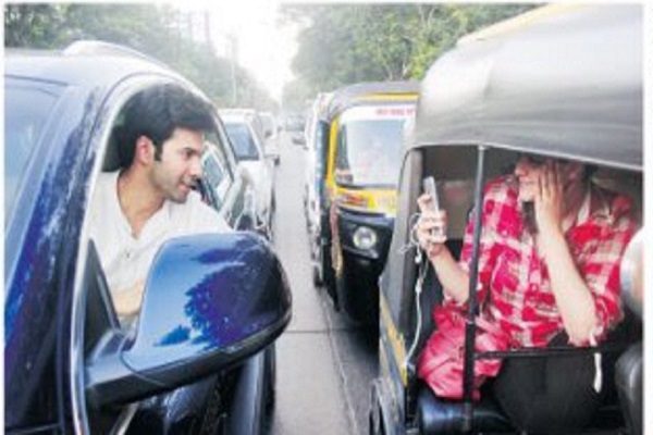 वरुण धवन को महंगा पड़ा सेल्फी लेना, घर तक पहुंची मुंबई ट्रैफिक पुलिस