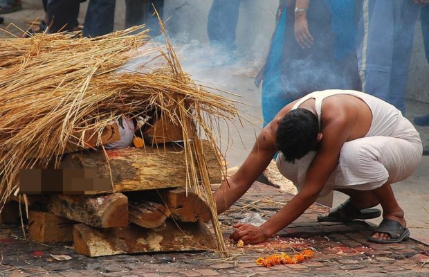 गुजरात में दलित की शवयात्रा को नहीं निकलने दिया, मृतका के बेटे को पीटा