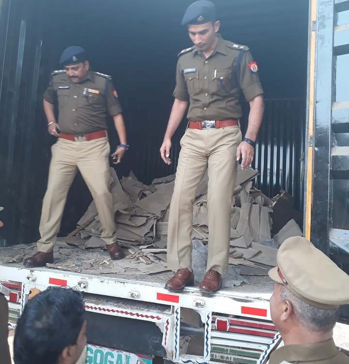 ललितपुर में लाखों की पुलिस ने पकड़ी शराब, निकाय चुनाव में होना था यूज, पुलिस की बड़ी कामयाबी